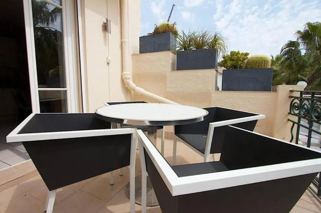 아파트 Appartement Sur La Pinede A Juan Les Pins 앙티브